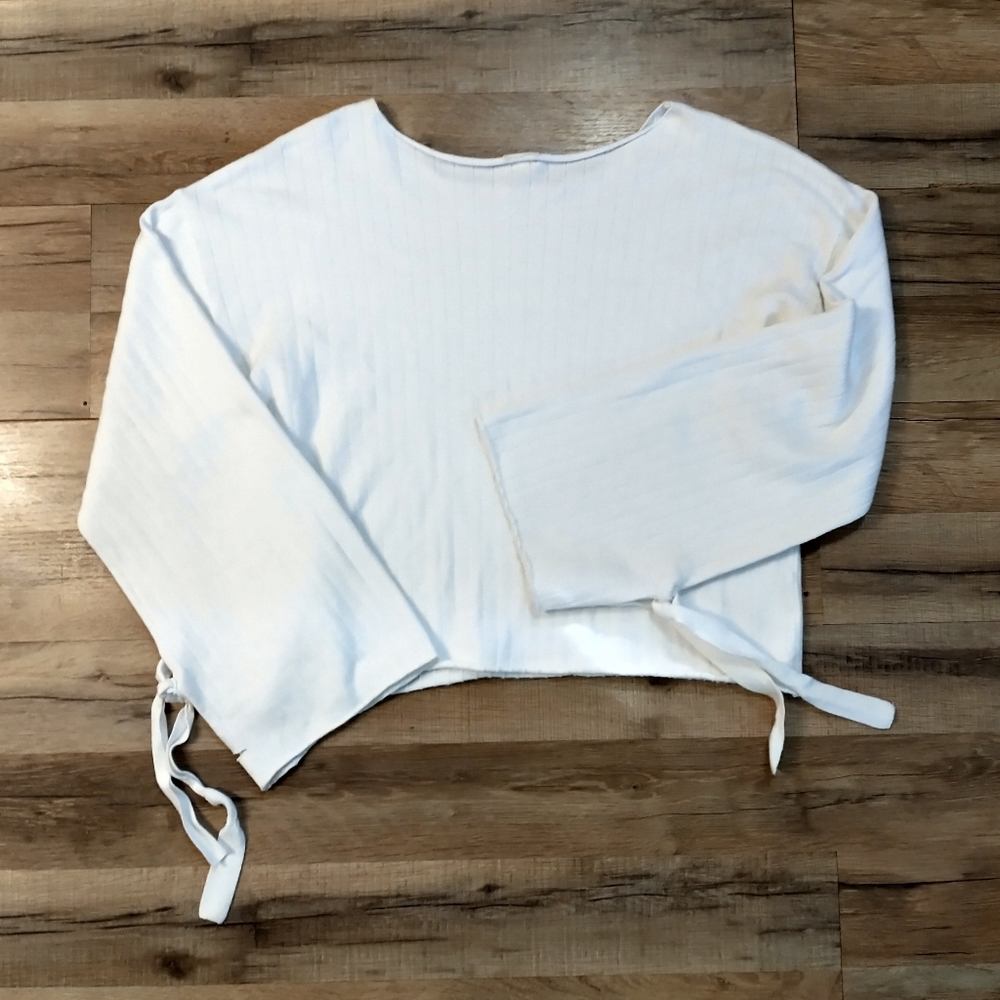 O&O Cropped Bell Sleeve Sweater - Picture 2 of 6